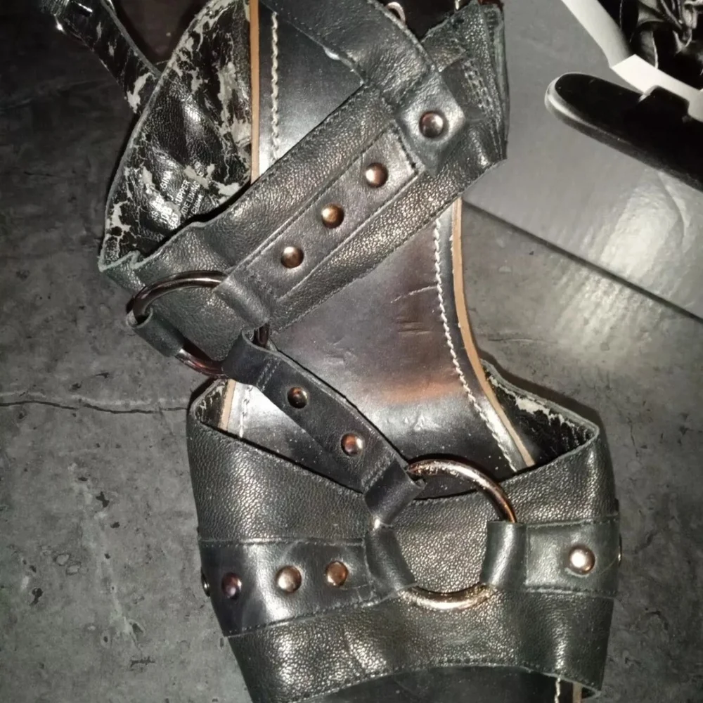 Jessica Simpson SZ 10 Black High Heels w/ Buckles and Wooden Base Pre-Owned - Picture 3 of 13